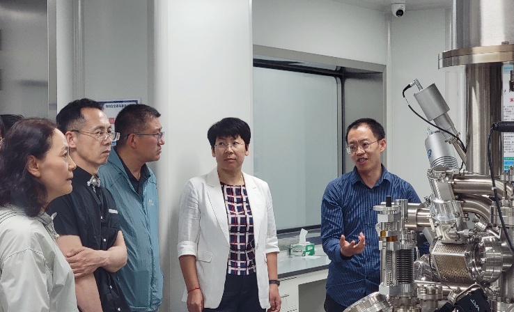 一群人站在桌子旁AI 生成的内容可能不正确。